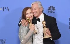 Isabelle Huppert, lauréate du Golden Globes de la meilleure actrice pour son rôle dans "Elle", du réalisateur Paul Verhoeven, à gauche, qui a remporté le Golden Globe du meilleur film en langue étrangère, à Beverly Hills, le 8 janvier 2017. (Crédit : Kevin Winter/Getty Images/AFP)