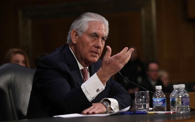 Rex Tillerson, ancien PDG d'ExxonMobil choisi comme secrétaire d'Etat par Donald Trump, devant la commission des Affaires étrangères du Sénat américain, à Washington, D.C., le 11 janvier 2017. (Crédit : Alex Wong/Getty Images/AFP) Rex Tillerson, ancien PDG d'ExxonMobil choisi comme secrétaire d'Etat par Donald Trump, devant la commission des Affaires étrangères du Sénat américain, à Washington, D.C., le 11 janvier 2017. (Crédit : Alex Wong/Getty Images/AFP)