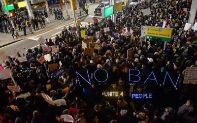 Manifestation contre l'interdiction d'entrée des musulmans aux Etats-Unis à l'aéroport international John F. Kennedy de New York, le 28 janvier 2017. (Crédit : Stephanie Keith/Getty Images/AFP)