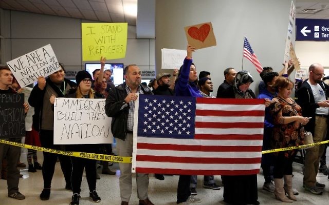 Manifestation à l'aéroport de Dallas, au Texas, contre le décret anti-réfugiés signés par le président américain Donald Trump, le 28 janvier 2017. (Crédit : G. Morty Ortega/Getty Images/AFP)