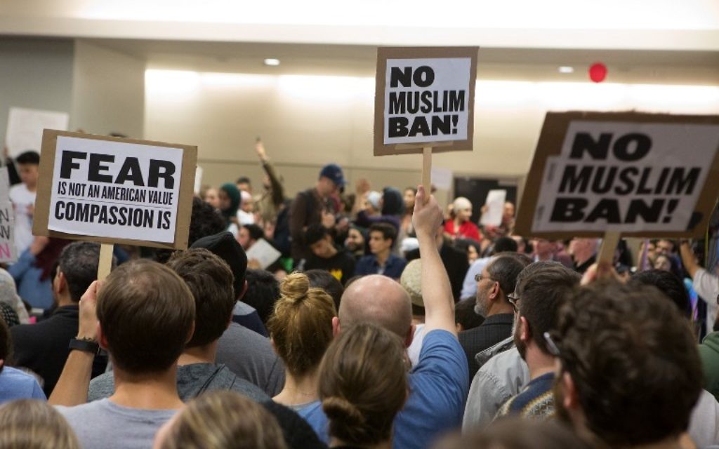 Manifestation à l'aéroport de Dallas, au Texas, contre le décret anti-réfugiés signés par le président américain Donald Trump, le 28 janvier 2017. (Crédit : G. Morty Ortega/Getty Images/AFP)
