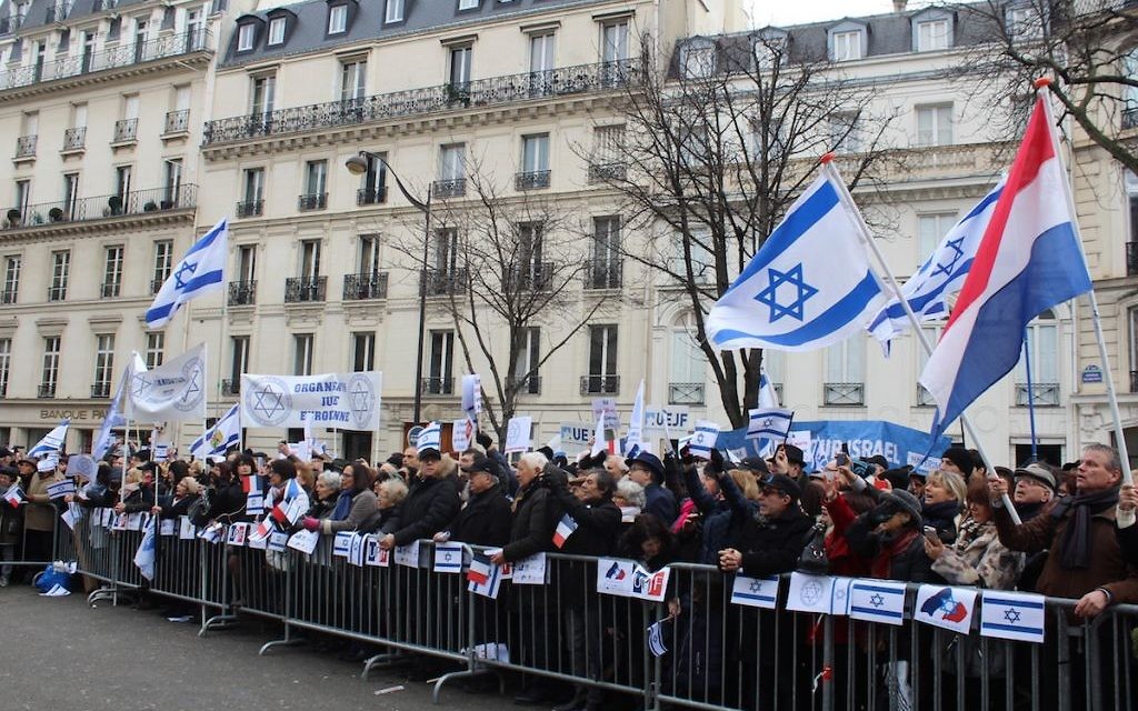 À l’appel de différentes organisations juives, plusieurs centaines de manifestants se sont rassemblés ce dimanche 15 janvier à Paris. (Crédit : Glenn Cloarec/Times of Israel)
