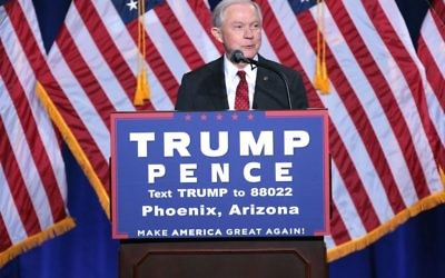 Le sénateur Jeff Sessions pendant la campagne électorale de Donald Trump, le 31 août 2016. (Crédit : Gage Skidmore/CC BY-SA 3.0/WikiCommons)