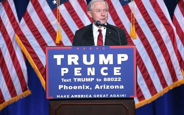 Le sénateur Jeff Sessions pendant la campagne électorale de Donald Trump, le 31 août 2016. (Crédit : Gage Skidmore/CC BY-SA 3.0/WikiCommons) Le sénateur Jeff Sessions pendant la campagne électorale de Donald Trump, le 31 août 2016. (Crédit : Gage Skidmore/CC BY-SA 3.0/WikiCommons)