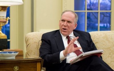 John Brennan dans le Bureau ovale de la Maison Blanche en janvier 2010. (Crédit : Pete Souza - The White House/Domaine public/WikiCommons)