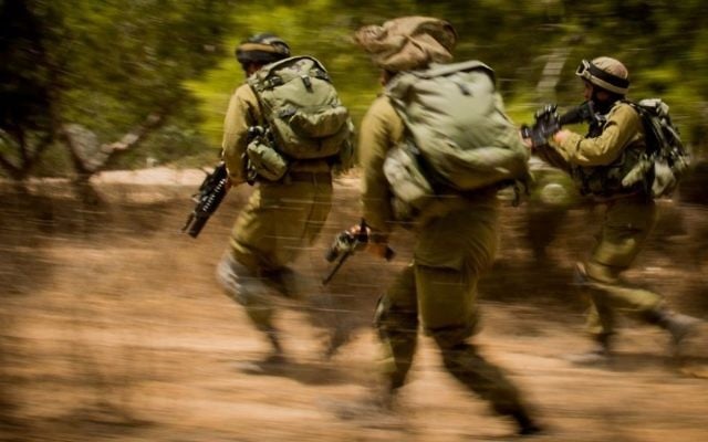 Soldats israéliens pendant l'opération Bordure protectrice dans la bande de Gaza, le 4 août 2014. Illustration. (Crédit : unité des porte-paroles de l'armée israélienne) Soldats israéliens pendant l'opération Bordure protectrice dans la bande de Gaza, le 4 août 2014. Illustration. (Crédit : unité des porte-paroles de l'armée israélienne)