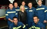 Un pompier chypriote, à droite de Sara Netanyahu, l'épouse du Premier ministre, porte une veste de chef inspecteur avec trois étoiles, alors qu'il ne serait qu'inspecteur (deux étoiles), en novembre 2016. (Crédit : Kobi Gidon/GPO)