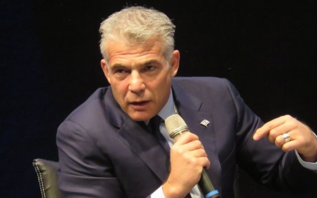 Yair Lapid, président du parti Yesh Atid, à Givat Shmuel, le 28 janvier 2017. (Crédit : Yesh Atid)
