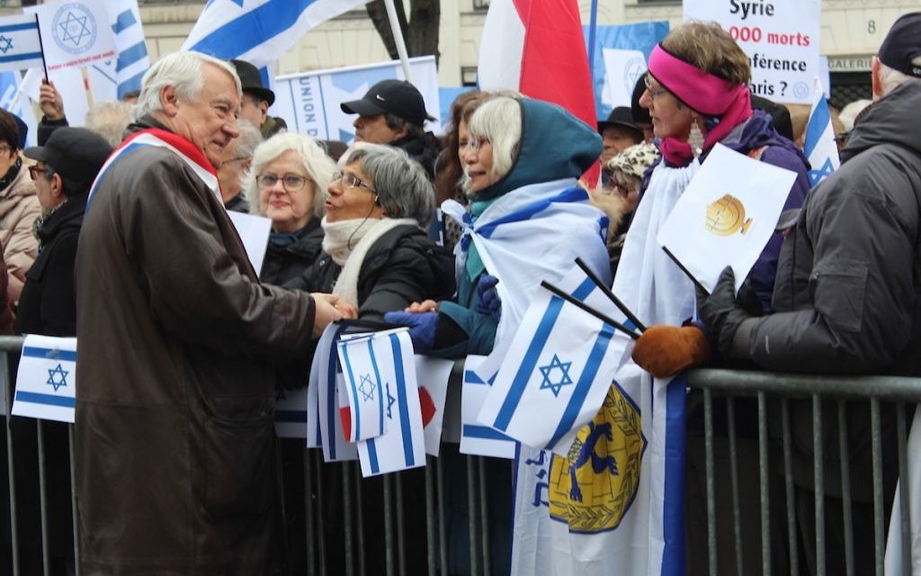 Claude Goasguen, député-maire de Paris connu pour son engagement en faveur d’Israël, salue la foule. (Crédit : Glenn Cloarec/Times of Israël)
