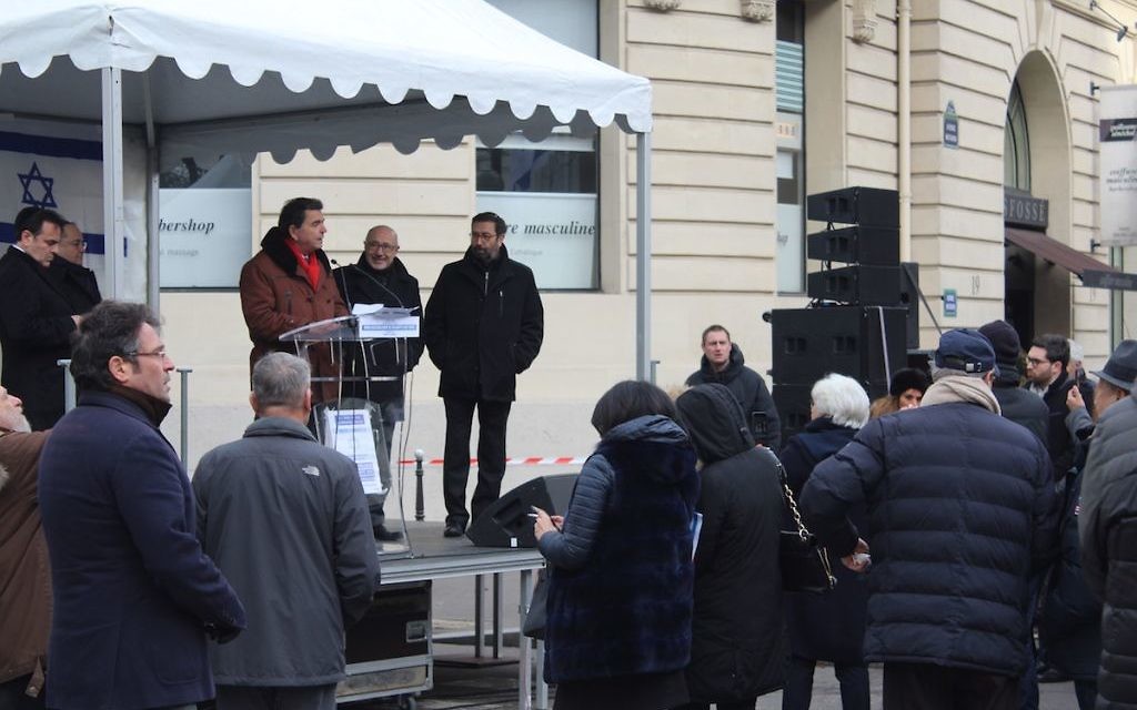 Pierre Lellouche, député de Paris, lors de son discours hué par moment par plusieurs manifestants, le 15 janvier 2017 (Crédit : Glenn Cloarec/Times of Israël)