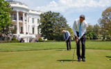 Le président américain Barack Obama et son vice-président Joe Biden jouent au golf à la Maison Blanche, le 24 avril 2009. (Crédit : Pete Souza - Maison Blanche/Domaine public/Flickr)