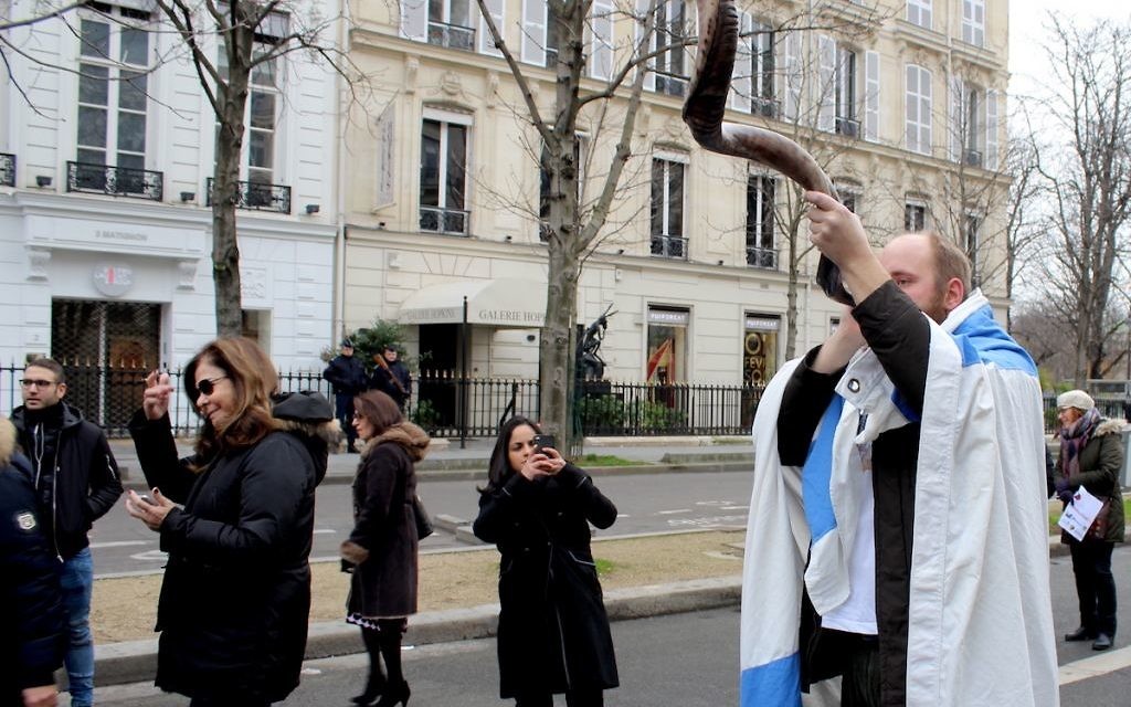 Un manifestant qui sonne le chofar à la conférence de paix de Paris, le 15 janvier 2017 (Crédit : Glenn Cloarec/Times of Israel)