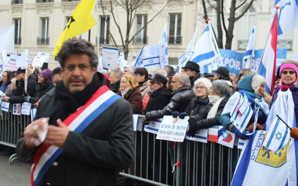 Meyer Habib, député de la 8e circonscription des Français établis hors de France, au début de la manifestation à Paris contre la conférence de Paix (Crédit : Glenn Cloarec/Times of Israël)
