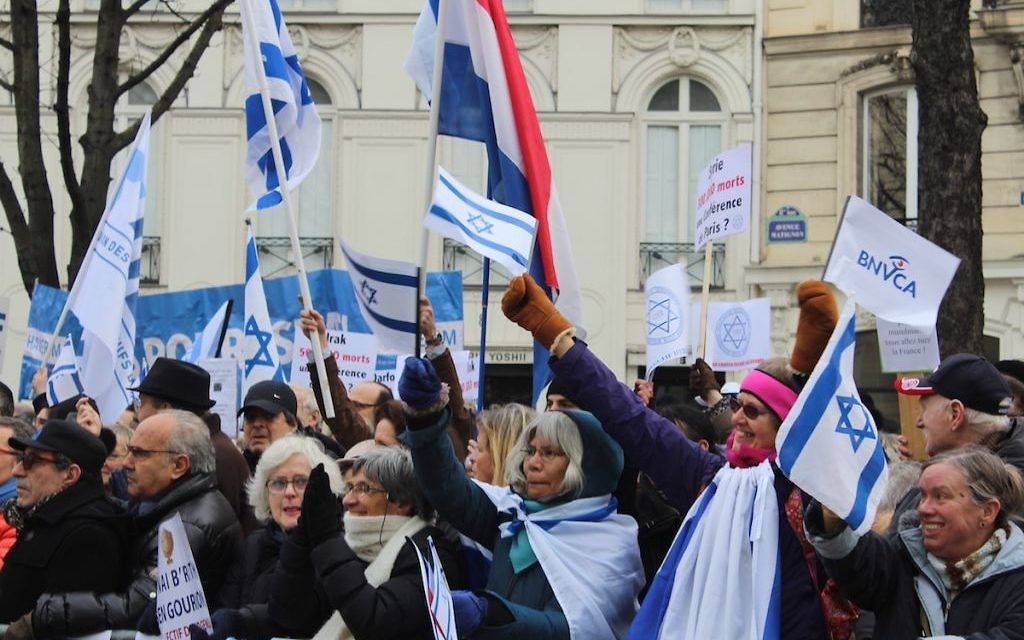 Les manifestants, équipés de nombreux drapeaux israéliens et pancartes, ont crié leur soutien à Israël, le 15 janvier 2017 (Crédit : Glenn Cloarec/Times of Israël)