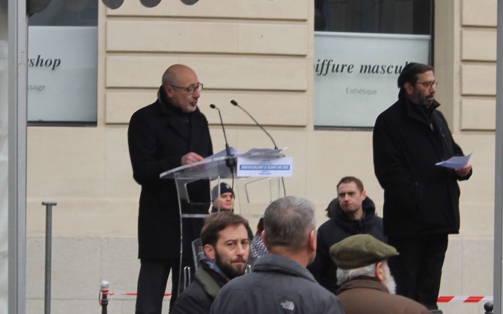Francis Kalifat, président du CRIF, lors de son discours à Paris contre la conférence de Paix (Crédit : Glenn Cloarec/Times of Israël)