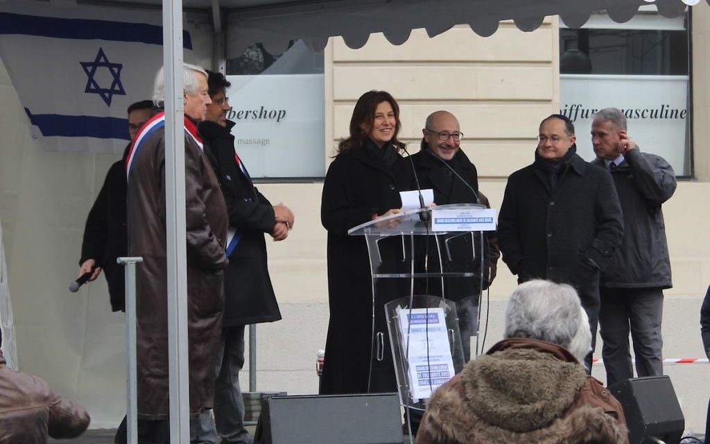 Aliza Bin-Noun, ambassadrice d’Israël en France, sur la tribune à Paris contre la conférence de Paix (Crédit : Glenn Cloarec/Times of Israël)
