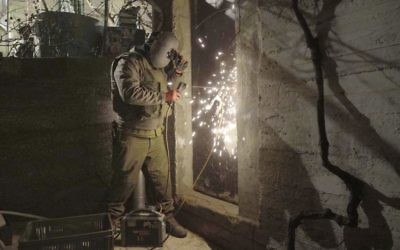 Un soldat israélien ferme un atelier soupçonné d'être utilisé par le Hamas pour fabriquer des armes, à Hébron, le 30 janvier 2017. (Crédit : unité des porte-paroles de l'armée israélienne)