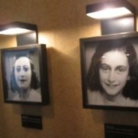 Les portraits d'Anne, sa sœur Margot, et sa mère Edith, à la Maison Anne Frank. (Crédit :  Matt Lebovic)
