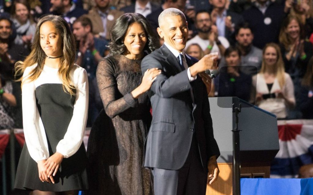 Le président Barack Obama, son épouse Michelle Obama, et leur fille Malia après le dernier discours du président à Chicago, le 10 janvier 2017. (Crédit : Ronit Bezalel/Times of Israël) Le président Barack Obama, son épouse Michelle Obama, et leur fille Malia après le dernier discours du président à Chicago, le 10 janvier 2017. (Crédit : Ronit Bezalel/Times of Israël)