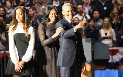 Le président Barack Obama, son épouse Michelle Obama, et leur fille Malia après le dernier discours du président à Chicago, le 10 janvier 2017. (Crédit : Ronit Bezalel/Times of Israël)