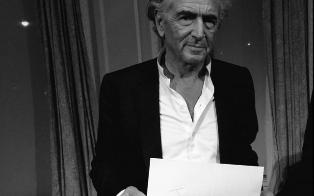 Le philosophe français Bernard-Henri Lévy a participé à la campagne #WeRemember du Congrès mondial Juif. (Autorisation : Congrès mondial juif) Le philosophe français Bernard-Henri Lévy a participé à la campagne #WeRemember du Congrès mondial Juif. (Autorisation : Congrès mondial juif)