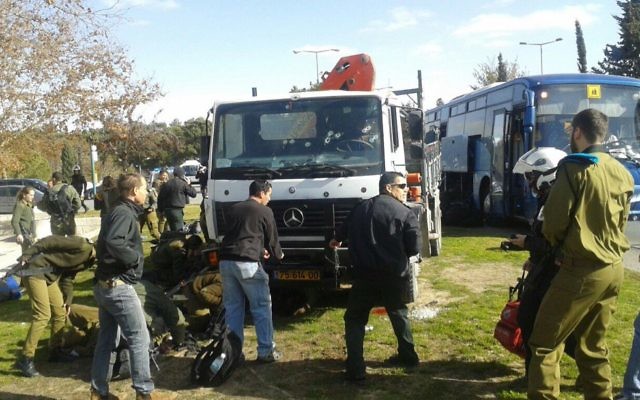 Scène d'un attentat au camion bélier, à Jérusalem, le 8 janvier 2017. (Crédit : capture d'écran Twitter) Scène d'un attentat au camion bélier, à Jérusalem, le 8 janvier 2017. (Crédit : capture d'écran Twitter)