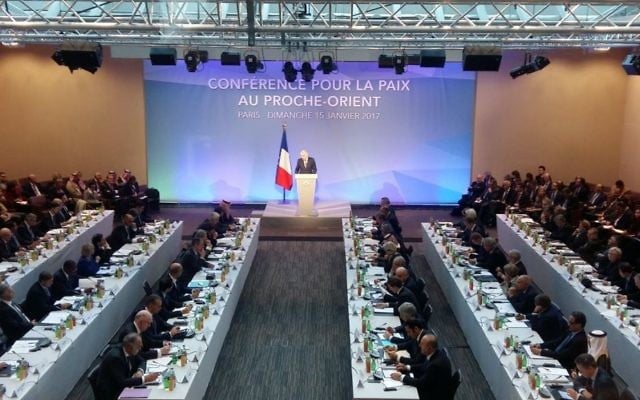 Jean-Marc Ayrault, ministre français des Affaires étrangères, inaugure la conférence pour la paix au Proche Orient organisée à Paris, le 15 janvier 2017. (Crédit : Twitter/Jean-Marc Ayrault)