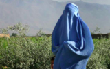 Illustration d'une Afghane portant une burqa en 2005 (Crédit : CC BY-SA 2.0)