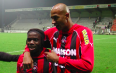 Olufadé et Sammy Traoré en 2002 sous les couleurs de l'O.G.C.Nice (Crédit: Wikimedia Commons)