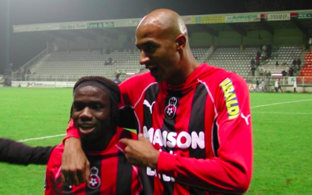 Olufadé et Sammy Traoré en 2002 sous les couleurs de l'O.G.C.Nice (Crédit: Wikimedia Commons)