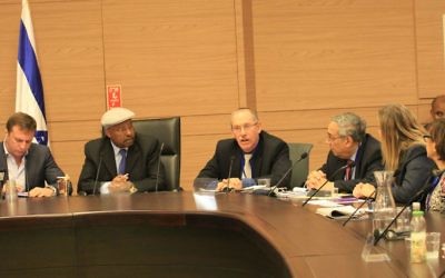 Dov S. Zakheim, au centre, coprésident de l'American Jewish Committee's Jewish Religious Equality Coalition, pendant une réunion de la commission de l'Immigration, de l'Intégration et de la Diaspora de la Knesset, le 11 janvier 2017. (Crédit : AJC)