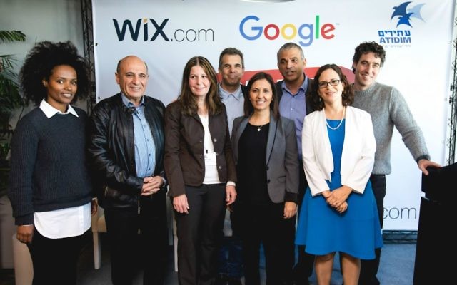 Le ministre des Finances Moshe Kahlon, troisième à partir de la droite, lors du lancement du projet Digital Starter dans les bureaux de Google à Tel Aviv. Sont également présents, le président de Wix, Nir Zohar (à droite) et le PDG de Google Israël Meir Brand, cinquième personne à partir de la droite (Crédit : Tomer Foltyn)