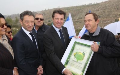 Christian Estrosi entouré de cadres du KKL lors de sa visite en décembre 2016. (Crédit : KKL France)