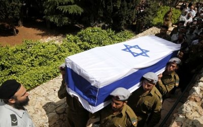 Des soldats israéliens portent le cercueil de leur camarade, en 2012. Illustration. (Crédit : Miriam Alster/Flash90)