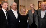 Le Premier ministre Benjamin Netanyahu, son épouse Sara (au centre) et leur fils Yaïr aux côtés de l'actrice Kate Hudson lors d'un événement organisé au domicile du producteur Arnon Milchan (à droite), le 6 mars 2014. (Crédit : Avi Ohayon/GPO/Flash90)
