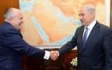 Le Premier ministre Benjamin Netanyahu (à droite) avec l'ancien maire de New York, Rudolph 'Rudy' Giuliani, au bureau du Premier ministre, à Jérusalem le 1er février 2015 (Crédit : Kobi Gideon / GPO)