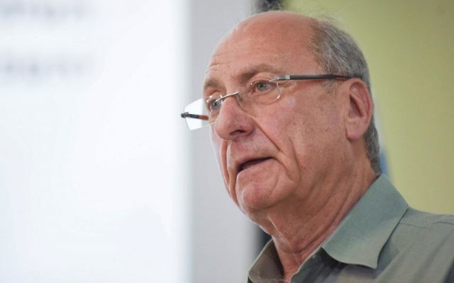 Le major-général à la retraite Amnon Reshef du groupe Commandants pour la Sécurité d'Israël lors d'une conférence de presse à Tel Aviv le 11 mars 2015, où le groupe a critiqué la conduite sécuritaire et politique du Premier ministre Benjamin Netanyahu (Crédit : (Ben Kelmer/Flash90)