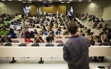 Manifestation d'étudiants pendant une conférence de l'ONG Breaking the Silence à l'université hébraïque de Jérusalem, le 22 décembre 2015. (Crédit : Hadas Parush/Flash90)