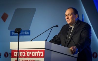 Ron Yaron, rédacteur en chef du quotidien israélien Yedioth Ahronoth, à Jérusalem, le 28 mars 2016. (Crédit : Hadas Parush/Flash90)