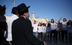 Des hommes ultra-orthodoxes protestent contre des hommes et des femmes libéraux qui prient devant le mur Occidental, dans la Vieille Ville de Jérusalem, le 16 juin 2016. (Crédit : Hadas Parush/Flash90)
