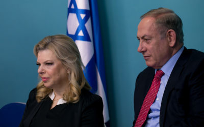 Le Premier ministre Benjamin Netanyahu et son épouse Sara dans les bureaux de celui-ci à Jérusalem, le 21 décembre 2016. (Crédit : Ohad Zweigenberg/Pool)