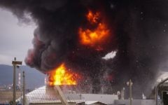 Un incendie qui a éclaté dans une raffinerie de pétrole de Haïfa, le 25 décembre 2016. (Crédit : Meir Vaaknin/Flash90)