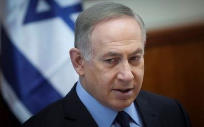 Le Premier ministre Benjamin Netanyahu pendant la réunion hebdomadaire du cabinet dans ses bureaux, à Jérusalem, le 1er janvier 2017. (Crédit : Alex Kolomoisky/Pool)