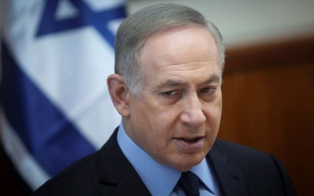 Le Premier ministre Benjamin Netanyahu pendant la réunion hebdomadaire du cabinet dans ses bureaux, à Jérusalem, le 1er janvier 2017. (Crédit : Alex Kolomoisky/Pool) Le Premier ministre Benjamin Netanyahu pendant la réunion hebdomadaire du cabinet dans ses bureaux, à Jérusalem, le 1er janvier 2017. (Crédit : Alex Kolomoisky/Pool)