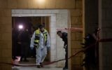 La police et les secouristes dans un appartement où une femme et quatre enfants ont été tués dans un incendie, à Jérusalem, le 1er janvier 2017. (Crédit : Yonatan Sindel/Flash90)