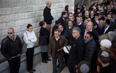 Funérailles de Yaakov Neeman, ancien ministre de la Justice et des Finances, au cimetière du mont des Oliviers de Jérusalem, le 2 janvier 2017. (Crédit : Hadas Parush/Flash90)