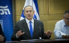 Le Premier ministre Benjamin Netanyahu pendant la réunion des députés du Likud, à la Knesset, le 2 janvier 2017. (Crédit : Miriam Alster/Flash90)