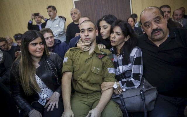 Elor Azaria, le soldat israélien qui a tué un terroriste palestinien à Hébron, devant la cour avant la lecture de son verdict, à la Kirya, à Tel Aviv, le 4 janvier 2017. (Crédit : Miriam Alster/Flash90) Elor Azaria, le soldat israélien qui a tué un terroriste palestinien à Hébron, devant la cour avant la lecture de son verdict, à la Kirya, à Tel Aviv, le 4 janvier 2017. (Crédit : Miriam Alster/Flash90)