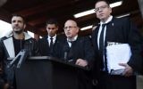 Les avocats de la défense d'Elor Azaria, Ilan Katz, au centre, et Eyal Besserglick, à droite, s'adressent à la presse devant le tribunal de Tel Aviv, le 4 janvier 2017. (Crédit : Miriam Alster/Flash90)
