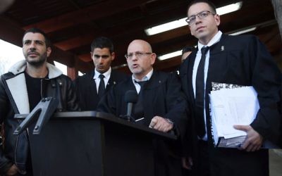 Les avocats de la défense d'Elor Azaria, Ilan Katz, au centre, et Eyal Besserglick, à droite, s'adressent à la presse devant le tribunal de Tel Aviv, le 4 janvier 2017. (Crédit : Miriam Alster/Flash90)